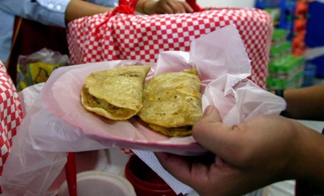 Los tacos de canasta en un platillo popular mexicano que consiste en tortillas rellenas de diversos guisados. Foto: EL UNIVERSAL