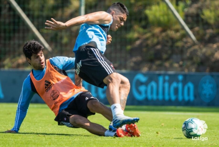 Le clavan los tachones a Néstor Araujo durante un entrenamiento