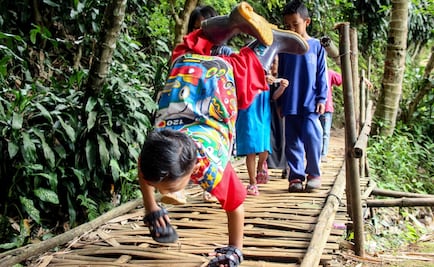 Abdul, el niño indonesio que recorre 6 km gateando para llegar a la escuela