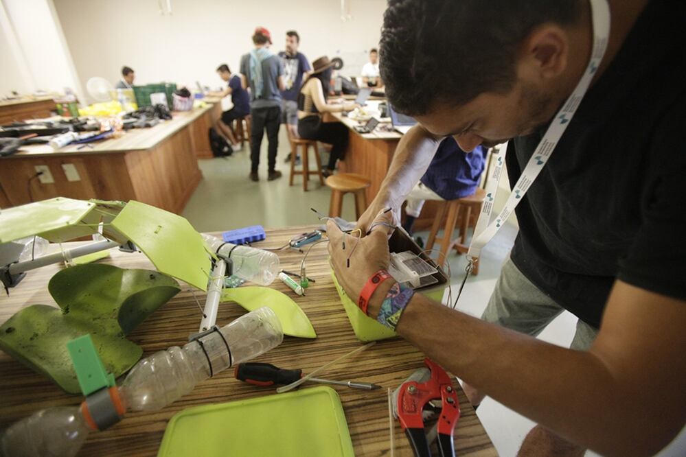 Jason Mendez trabaja en la "Tortuga Guardián". Foto: EFE