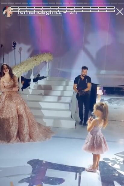 La hija menor del Canelo Álvarez canta en la fiesta de XV años de su hermana y se roba el show