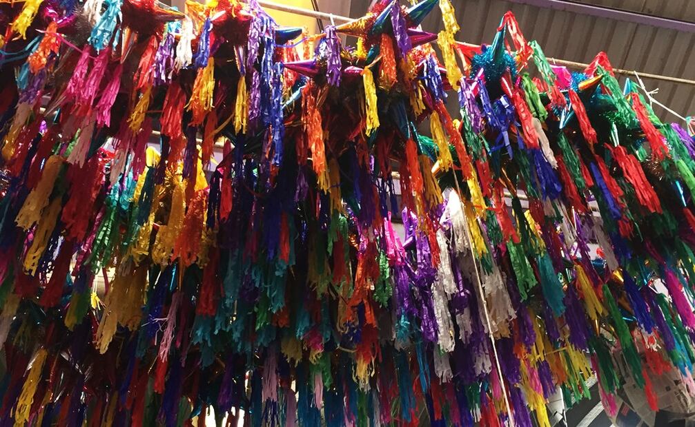 Dentro de varios mercados de la Ciudad de México se pueden adquirir piñatas para conciertos. Foto: archivo