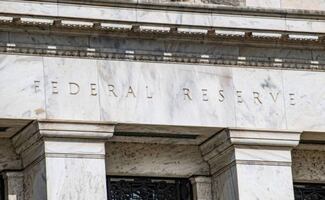 Reserva Federal mantiene sin cambios las tasas de interés pese a presión de Trump; quedan entre 3.50% y 3.75%