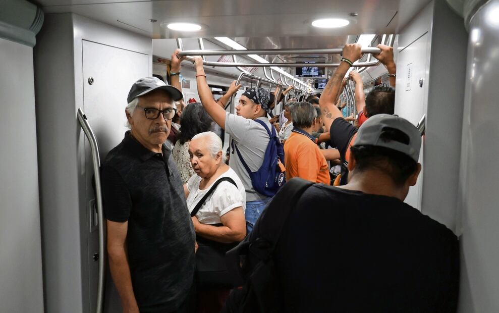Los trenes están bien, más amplios, pero sí se requieren más unidades, opinó Jorge Reyes, quien confió en que cuando acaben los trabajos se vean buenos resultados Foto: Carlos Mejía EL UNIVERSAL