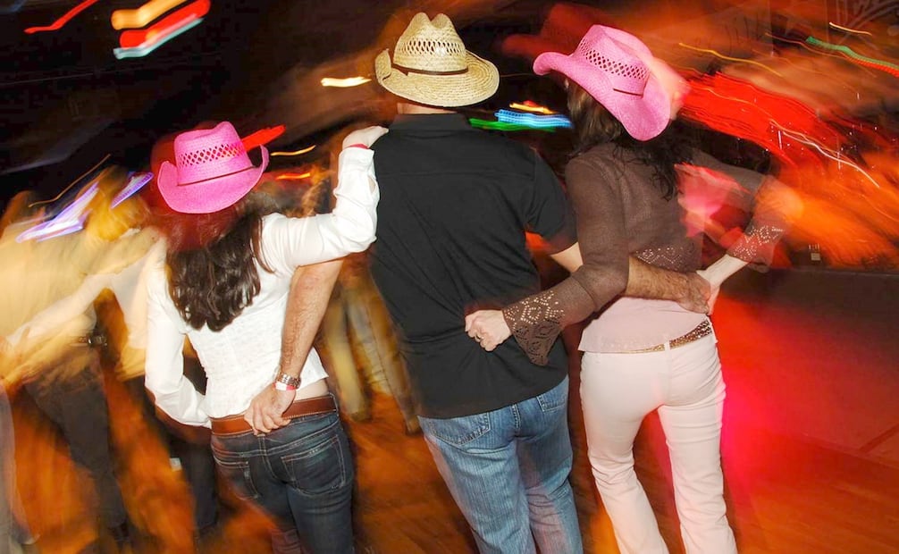 Con la inconfundible parafernalia de los vaqueros, los amantes del country han disfrutado por décadas de un género del que se habla poco fuera del norte del país. ESPECIAL.
