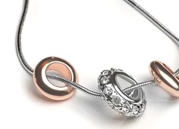 Cómo limpiar una cadena de plata que se puso negra