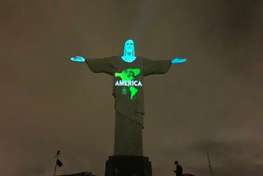 Cristo Redentor se ilumina con las banderas del mundo por coronavirus