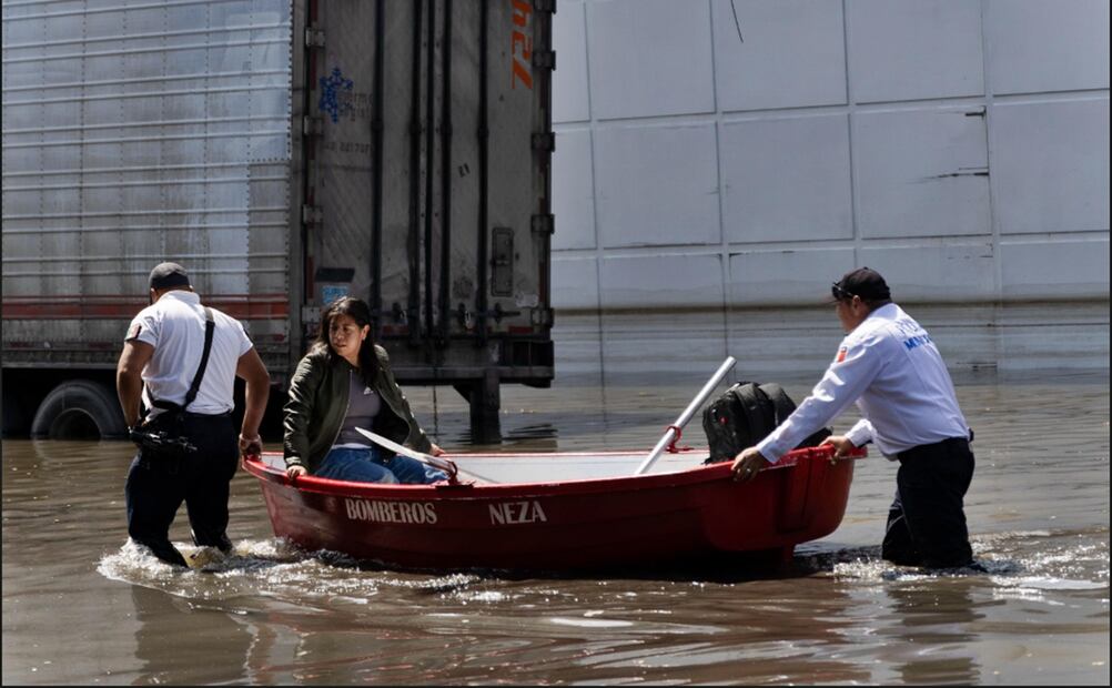 Los bomberos tuvieron que emplear lanchas para trasladar a los vecinos en la avenida Vicente Villada, porque el agua en algunos casos les llegaba a la altura de la cintura, el lunes 29 de septiembre de 2025. Foto Hugo Salvador /EL UNIVERSAL