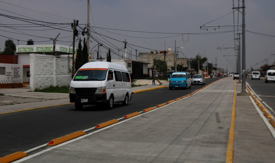 A un año de las inundaciones en Chalco, las calles se encuentran con las marcas de la nueva tubería y siguen pendiente la pavimentación de calles; aunque por donde pasa la nueva ruta del Trolebús la avenida luce totalmente remodelada. Foto: Darío Luna/EL UNIVERSAL