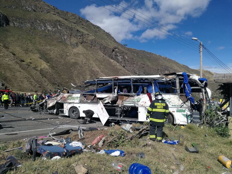 Bomberos atienden el choque de un autobús que dejó al menos 22 personas muertas. (FOTO: AFP)