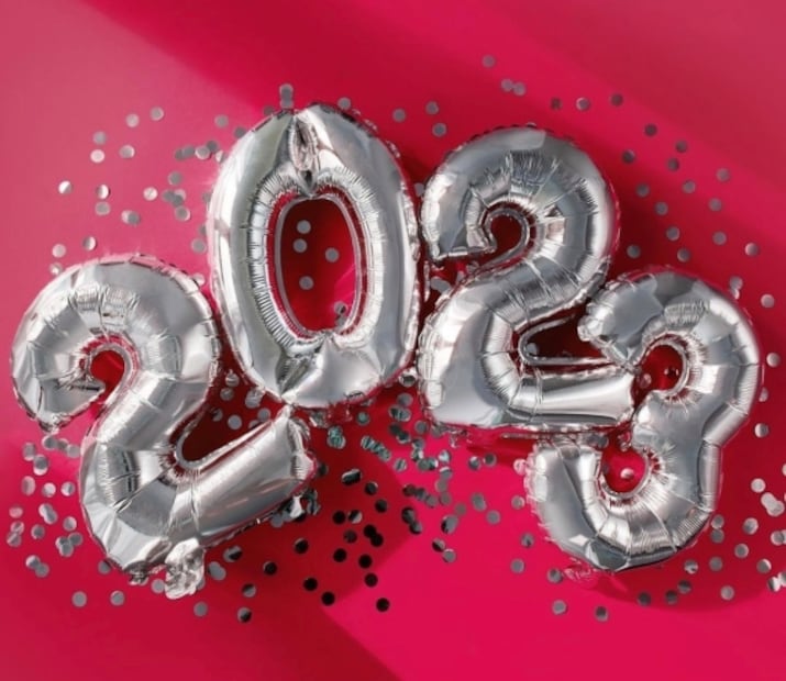 Diseños de uñas en Viva Magenta, el color del año 2023