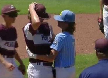 VIDEO: Niño consuela a pitcher que lo golpeó en la cabeza