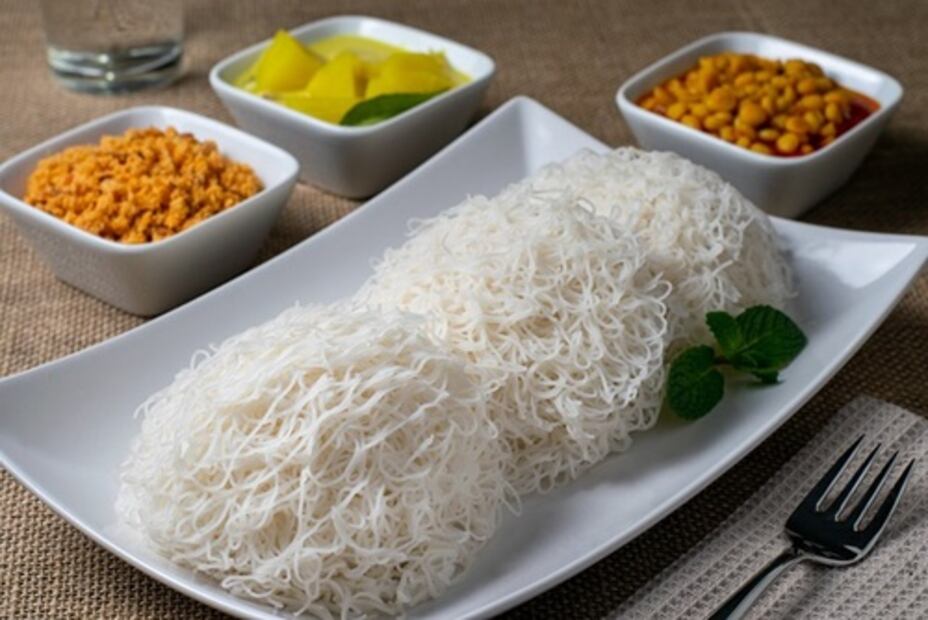 Cocina tallarines de arroz con tofu y salsa de cacahuates