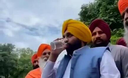 Funcionario indio toma agua de un “río sagrado” para demostrar que estaba limpia y termina internado 