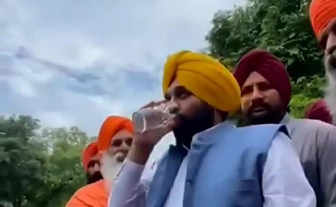 Un funcionario indio bebió agua de un río contaminado y terminó internado. Foto: Tomada del video 