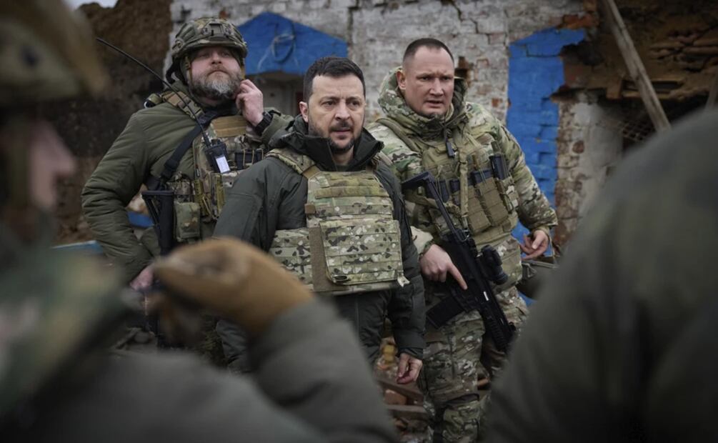 El presidente de Ucrania, Volodimir Zelensky, en el centro, durante su visita a la región de Zaporiyia. Foto: AP