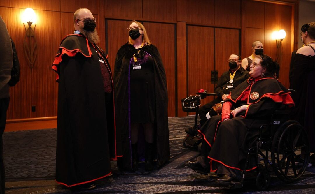 La gente asiste a un 'Baile satánico' en SatanCon el 28 de abril de 2023 en Boston, Massachusetts. Foto: AFP