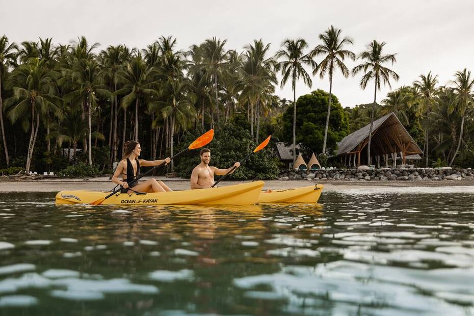 Ofrecen actividades en mar y tierra: safaris marinos, paseos en kayak, caminatas entre la selva, etcétera.