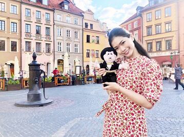 Japonesa posa con el Dr. Simi por todo el mundo