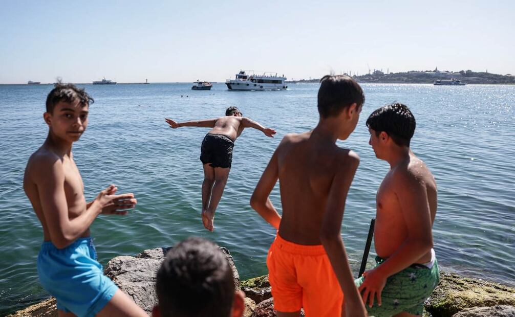 Jóvenes saltan al Bósforo para refrescarse durante una ola de calor en Estambul, Turquía, el 26 de junio de 2025. El Centro de Coordinación de Desastres de Estambul (AKOM) anunció que la temperatura alcanzó los 36 grados Celsius el 26 de junio. Foto: EFE