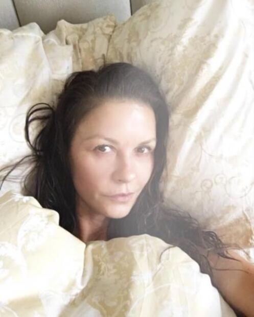 Catherine Zeta-Jones, en la cama y sin maquillaje