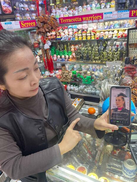 Chunfeng tiene un puesto de recuerditos y palillos chinos en el segundo piso de Louhu, sabe dónde está México y lo señala en su globo terráqueo. Foto: Mario Landeros/EL UNIVERSAL