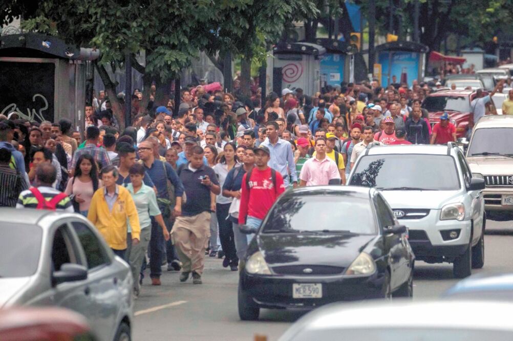 Con el apagón de ayer decenas de venezolanos tuvieron que caminar por las calles de Caracas debido a las fallas eléctricas que afectaron los servicios. Foto/MIGUEL GUTIÉRREZ. EFE