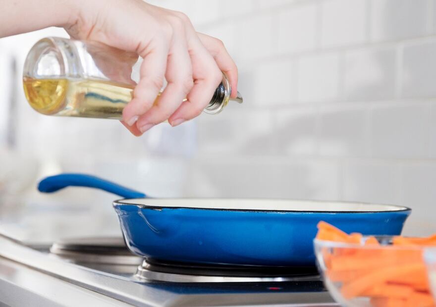 Lava tus sartenes luego de utilizarlos. Foto: Freepik