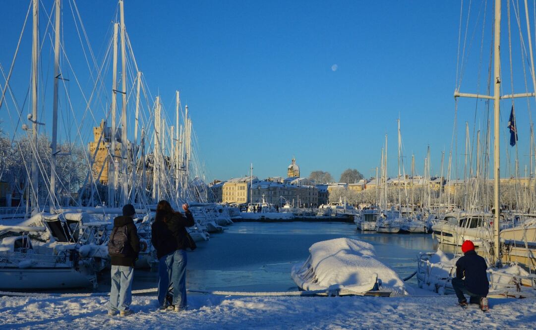 Barcos cubiertos de nieve permanecen amarrados en el puerto de La Rochelle, en el oeste de Francia, el 6 de enero de 2026, después de una rara y fuerte nevada en la región costera del Atlántico. Foto: AFP