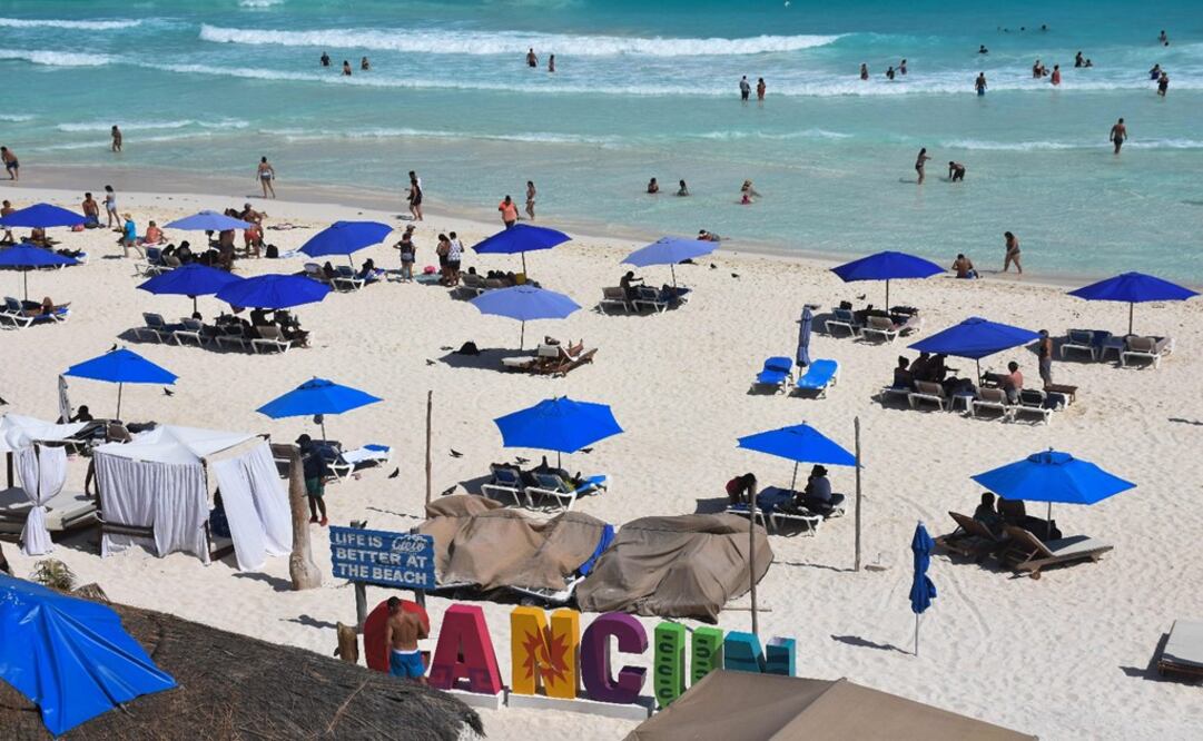 People enjoy a day at the beach in Cancun, Quintana Roo State, Mexico, despite the new coronavirus COVID-19 outbreak, on March 21, 202 - Photo: Elizabeth Ruiz/AFP
