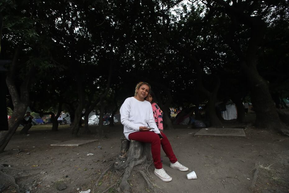 Migrantes que proceden de diferentes países sudamericanos acampan en un camellón de la Ciudad de México en la Colonia Tlacamaca en la Alcaldía Gustavo A Madero. Venezuela. Ecuador. Colombia.
FOTO: Francisco Rodríguez/ EL UNIVERSAL/
