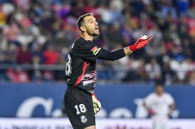 Pau López rescindió su contrato con Toluca; podría regresar al Betis 