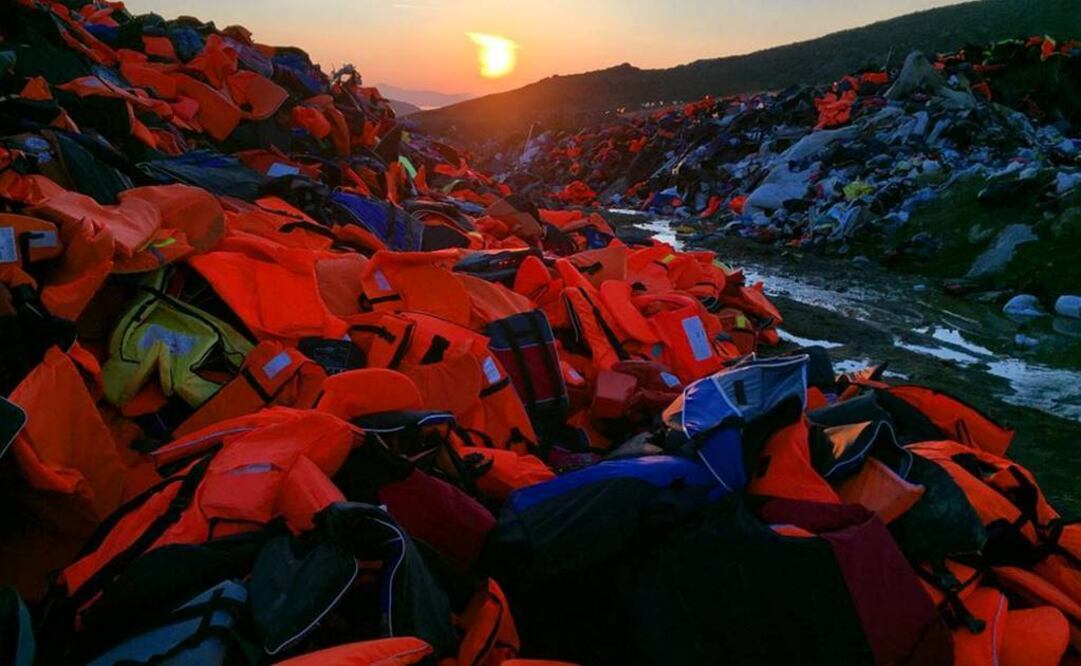 Estos chalecos salvavidas son fabricados en Turquía y vendidos en altos precios por los traficantes precios a los refugiados antes de iniciar la travesía. (FOTO de Instagram: aiww)