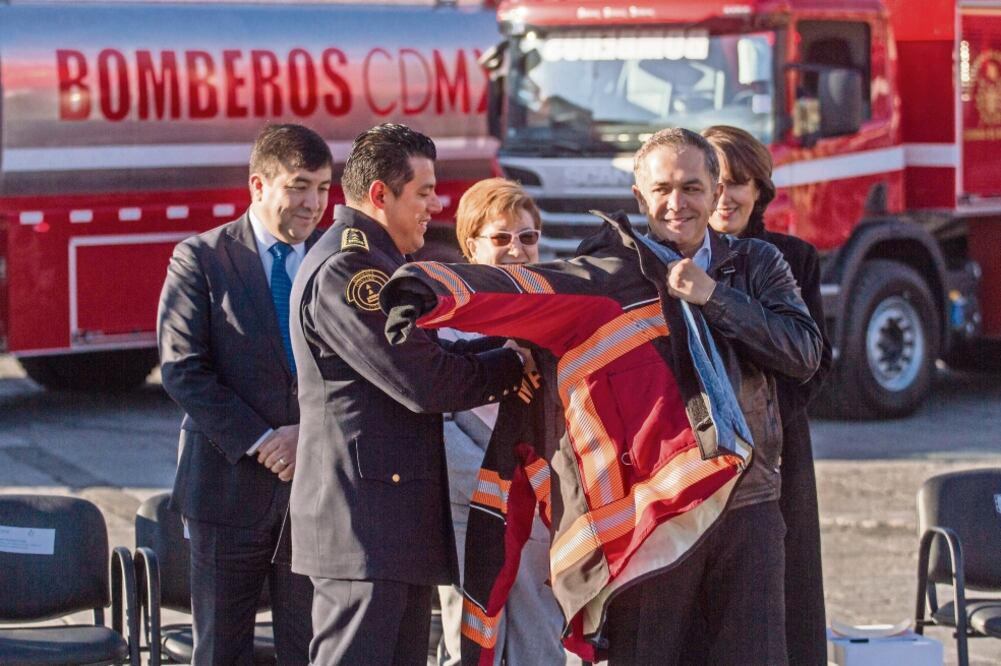 Los bomberos recibieron a Miguel Ángel Mancera con gritos de “¡presidente, presidente!” y le regalaron una chamarra. (ISAAC ESQUIVEL. CUARTOSCURO)