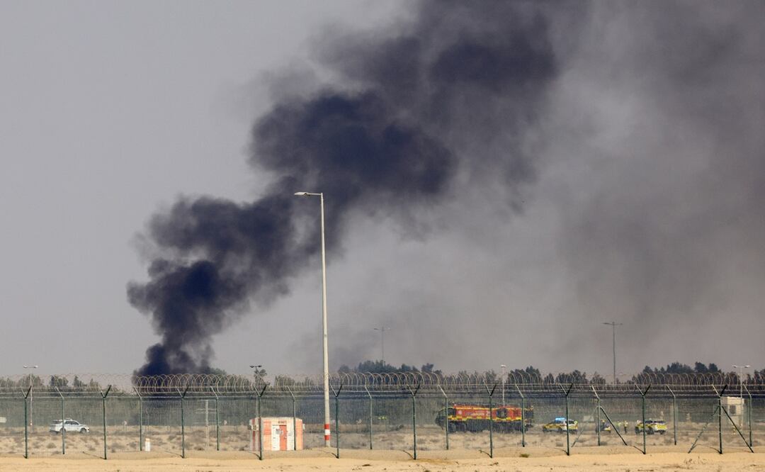 Un avión de combate HAL Tejas de India se estrelló  durante una exhibición aérea en el Dubai Air Show, en el aeropuerto internacional Al Maktoum de Dubái, Emiratos Árabes Unidos. Foto: EFE