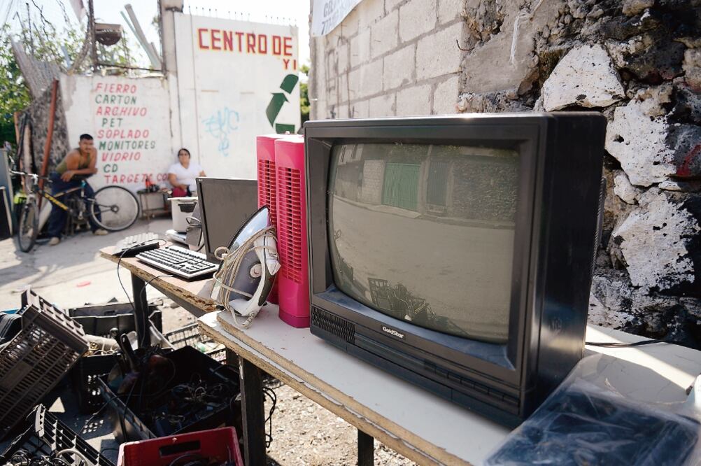 En Torreón, la vida de los habitantes de bajos recursos giraba en torno a la programación de televisión abierta (ARCHIVO EL UNIVERSAL)