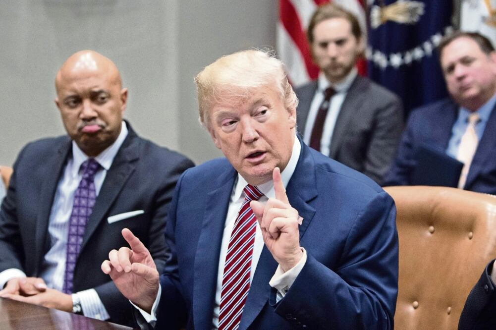 Antiinmigrante. Las políticas de Trump contra la inmigración ilegal chocan con las leyes santuario de California. (CHRIS KLEPONIS. EFE)