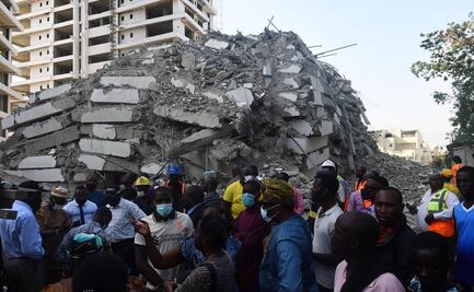 Buscan sobrevivientes tras derrumbe de edificio de 21 pisos en Nigeria