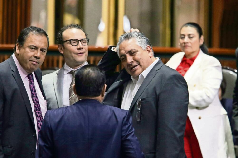 Integrantes de Izquierda Democrática Nacional y la Iniciativa Galileos, de Guadalupe Acosta Naranjo (der.), tuvieron expresiones de descontento en la mesa de registro de los consejeros. (CUARTOSCURO)