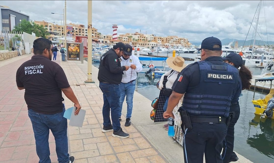 El Ayuntamiento de Los Cabos inició operativos de vigilancia y ordenamiento para regular la actividad comercial en los puntos de mayor afluencia turística. Foto: especial