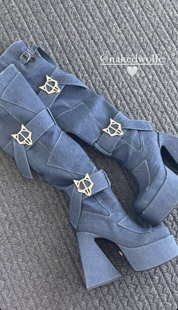 El look rocker de Danna Paola con botas de más de 10 mil pesos