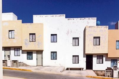 Constructora olvidó instalar luz y drenaje, denuncian