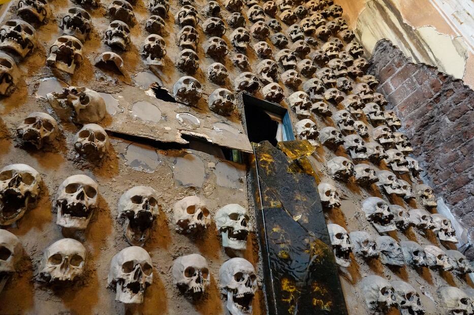 El segmento titulado “Tzompantli” del mural “Un clamor por la Justicia” del artista Rafael Cauduro resultó dañado durante las protesta del pasado 15 de noviembre de la llamada “Generación Z”. Foto: GALO CAÑAS/CUARTOSCURO.