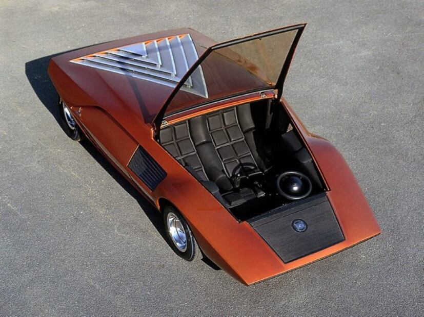 El auto concepto presenta un diseño trapezoidal y afilado.