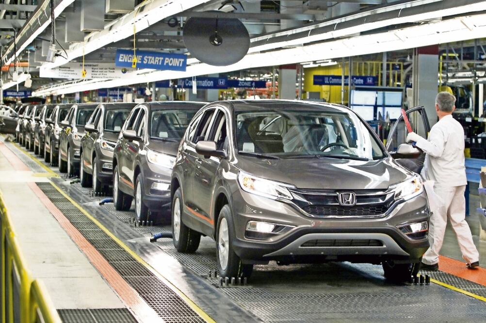 De acuerdo con el gremio de fabricantes de motores y equipo automotriz en Estados Unidos, la exigencia de crear un mayor número de empleos en el sector no es consistente con la caída en ventas en ese mercado (FRED THORNHILL. REUTERS)