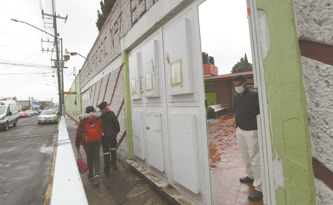 Autoridades de la secundaria número 0007 Estado de México en Toluca notificaron a los padres de familia vía WhatsApp para que recogieran a sus hijos y que no se presenten hasta dentro de 14 días. Foto: Jorge Alvarado. El Universal