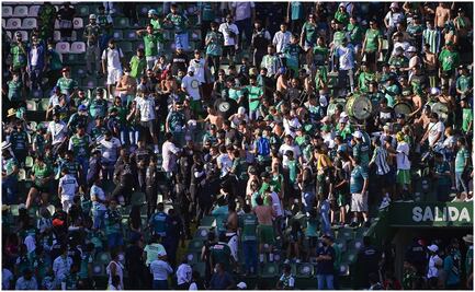 Jugadores de Querétaro reciben agresiones por parte de la afición de León