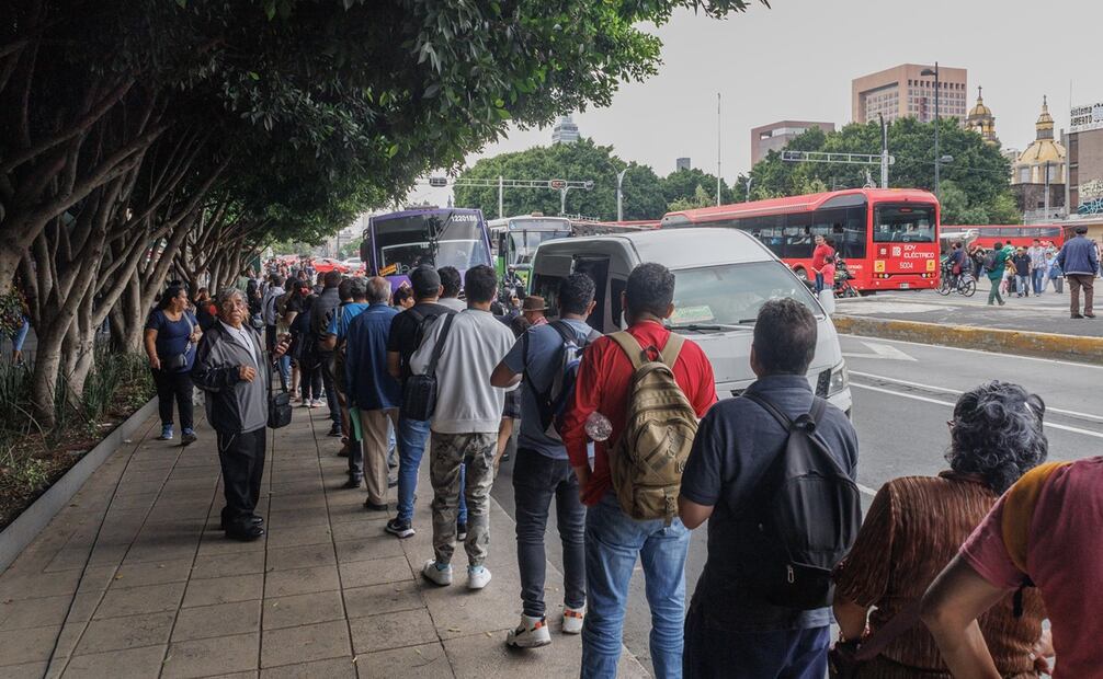 Afuera de la estación Hidalgo se observaron largas filas de personas intentado abordar uno de los autobuses de la RTP que fueron enviados para dar servicio provisional. Foto: Yaretzi Osnaya / EL UNIVERSAL