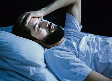 Dormir con la luz encendida desencadenaría la diabetes y enfermedades cardíacas: estudio