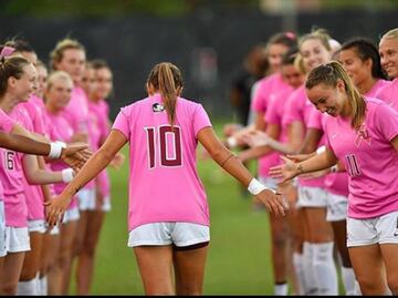 Futbolista venezolana celebra al estilo de Norma Palafox
